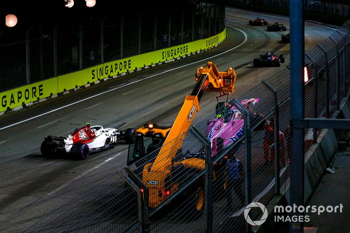 Charles Leclerc, Sauber C37 y el coche de Esteban Ocon, Racing Point Force India VJM11 