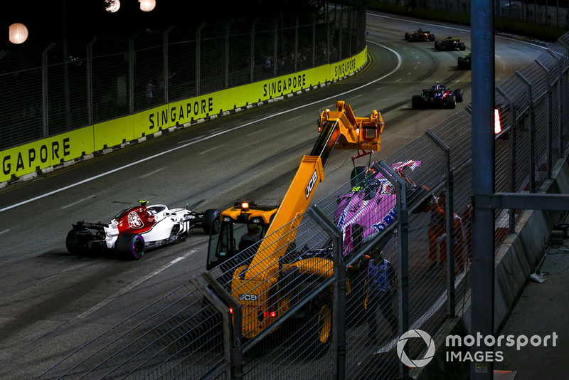 Charles Leclerc, Sauber C37 y el coche de Esteban Ocon, Racing Point Force India VJM11