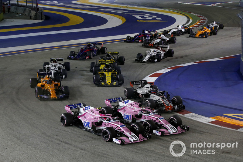 Esteban Ocon, Racing Point Force India VJM11 y Sergio Perez, Racing Point Force India VJM11 batalla al inicio