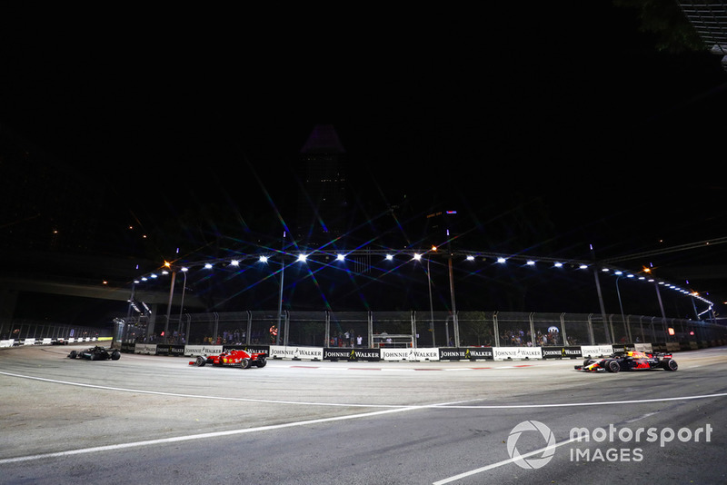 Lewis Hamilton, Mercedes AMG F1 W09 EQ Power+, precede Sebastian Vettel, Ferrari SF71H, e Max Verstappen, Red Bull Racing RB14