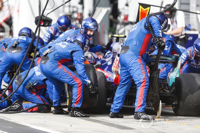 Pierre Gasly, Toro Rosso STR13 Honda, pits