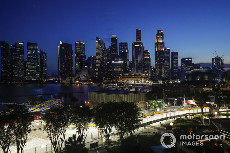 Preparaciones en la noche de Singapur