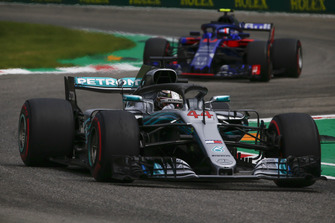 Lewis Hamilton, Mercedes AMG F1 W09 and Pierre Gasly, Scuderia Toro Rosso STR13
