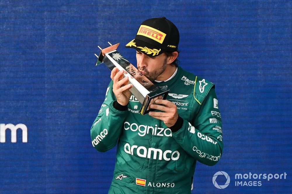 Fernando Alonso, Aston Martin F1 Team, 3ª posición, besa su trofeo en el podio
