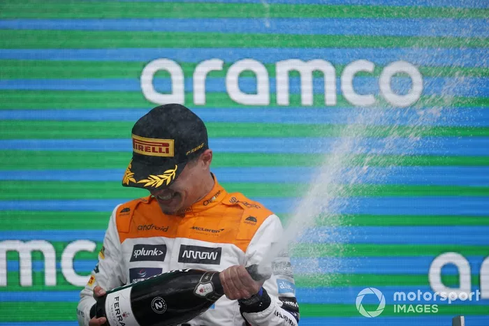 Lando Norris, McLaren, 2ª posición, rocía Champán en el podio