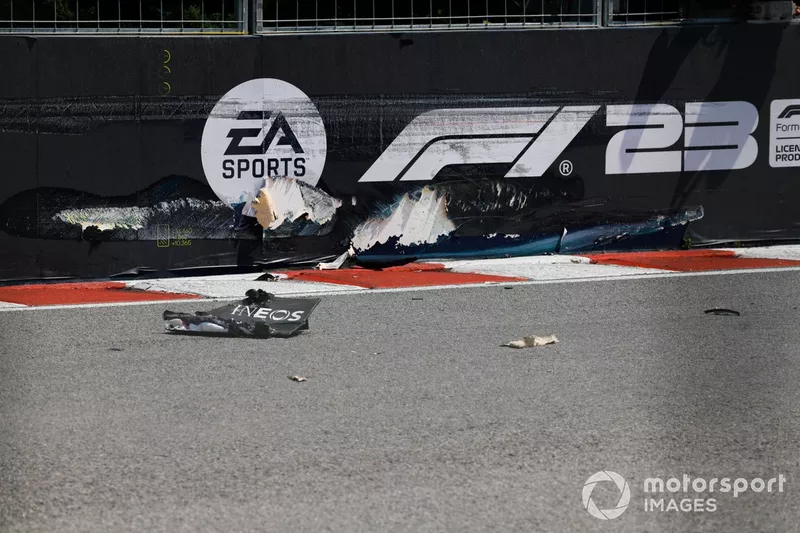 Danni e detriti di un incidente per George Russell, Mercedes F1 W14
