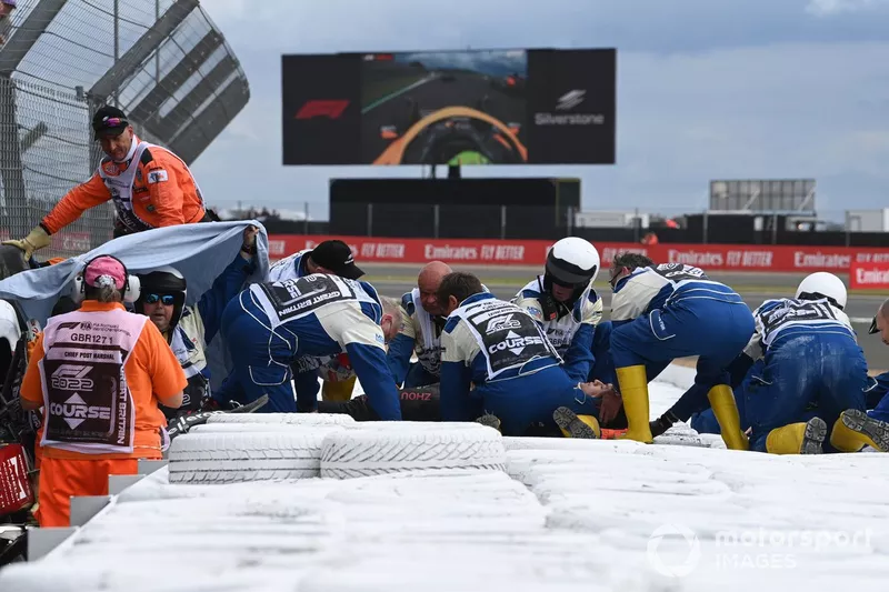 Marshals and medics assist Zhou Guanyu, Alfa Romeo C42
