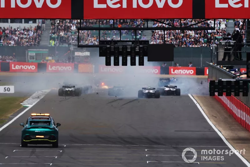 Una vista trasera del choque en la arrancada Zhou Guanyu, Alfa Romeo C42, George Russell, Mercedes W13, Esteban Ocon, Alpine A522, Yuki Tsunoda, AlphaTauri AT03 y Alex Albon, Williams FW44 están involucrados