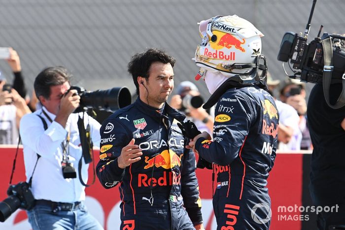 Sergio Pérez, Red Bull Racing, Max Verstappen, Red Bull Racing, en la parrilla tras la clasificación