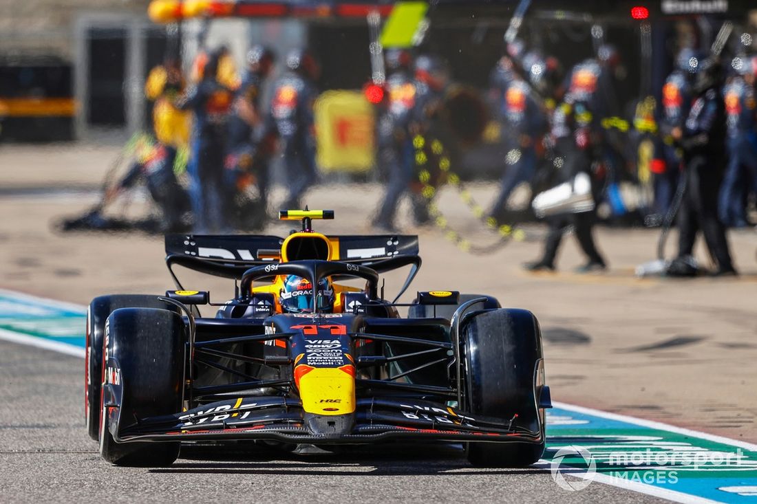 Sergio Pérez, Red Bull Racing RB20 después de hacer una parada en boxes