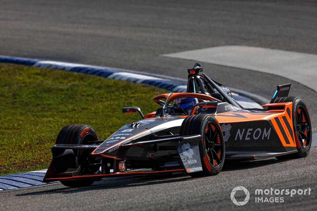 Sam Bird NEOM McLaren Formula E Team Nissan e-4ORCE 05 en pista