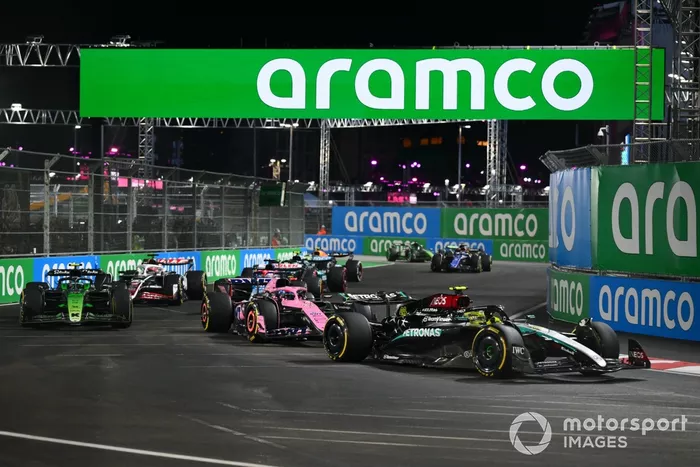 Lewis Hamilton, Mercedes F1 W15, Esteban Ocon, Alpine A524, Zhou Guanyu, Stake F1 Team KICK Sauber C44