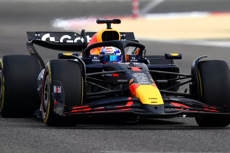 Max Verstappen, Red Bull Racing RB21, roulage