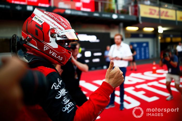 Ganador de la pole, Charles Leclerc, de Ferrari, lo celebra en el Parc Ferme