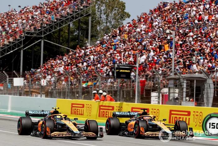 Lando Norris, McLaren MCL36, pasa a Daniel Ricciardo, McLaren MCL36 