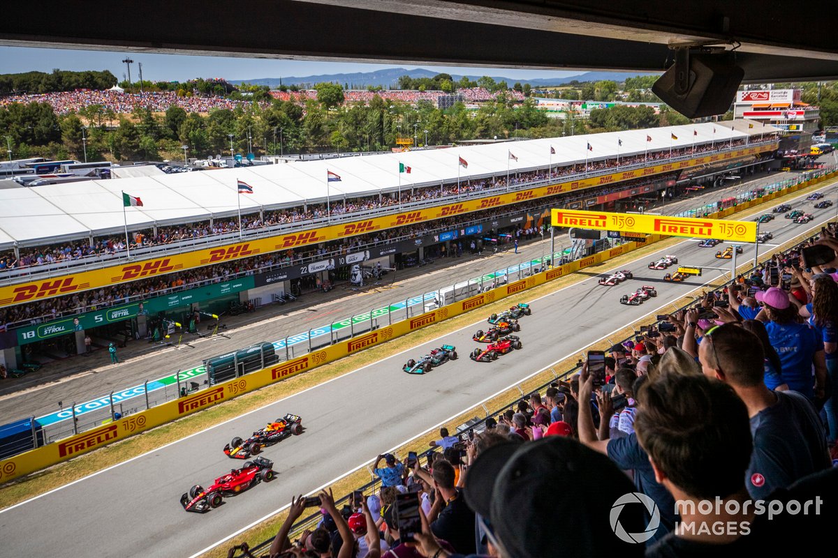 Charles Leclerc, Ferrari, lidera en el inicio del GP de España de F1 2022.