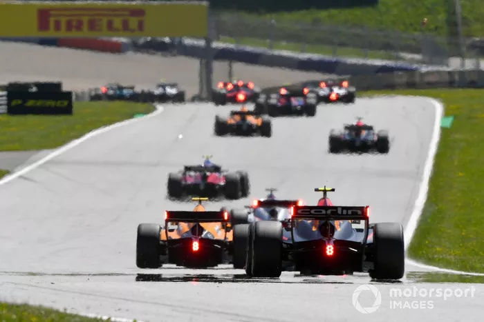 La parrilla detrás del Safety Car