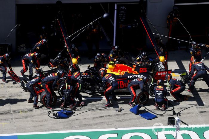 Alex Albon, Red Bull Racing RB16 pit stop
