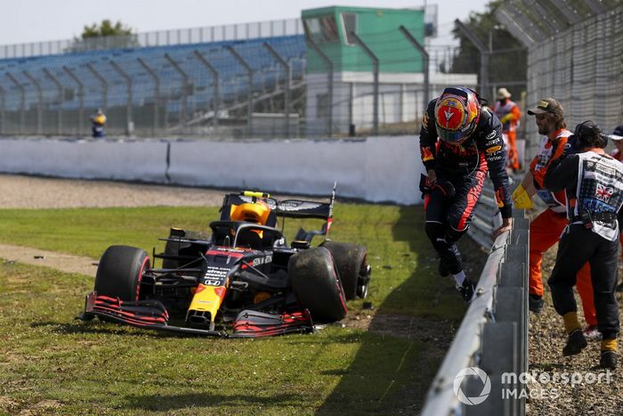 Alex Albon, Red Bull Racing RB16 después de chocar