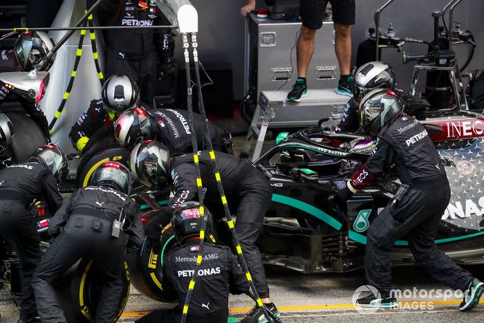 Lewis Hamilton, Mercedes F1 W11, fa un pit stop