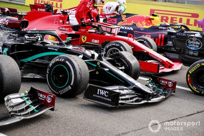 El neumático dañado del monoplaza de Lewis Hamilton, Mercedes F1 W11 en Parc Ferme 