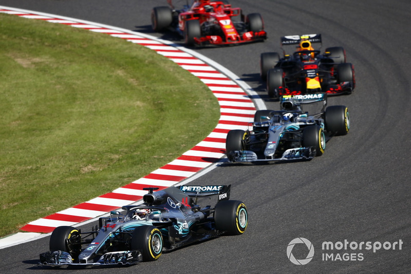 Lewis Hamilton, Mercedes AMG F1 W09, leads Valtteri Bottas, Mercedes AMG F1 W09 and Sebastian Vettel, Ferrari SF71H