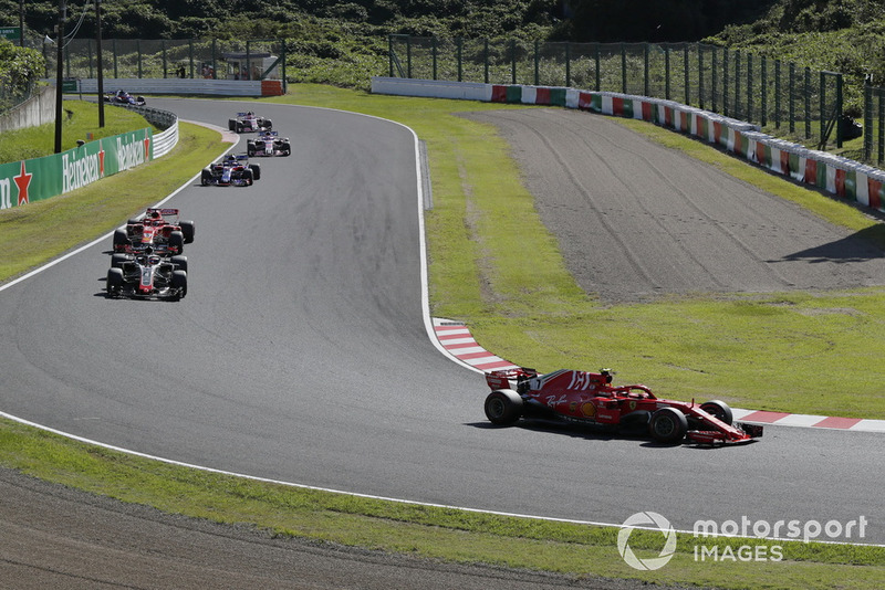 Kimi Raikkonen, Ferrari SF71H, Romain Grosjean, Haas F1 Team VF-18