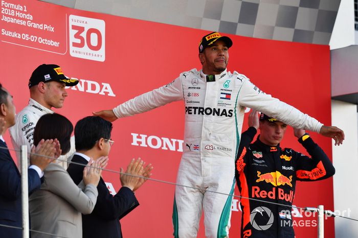 Podio: Ganador de la carrera r Lewis Hamilton, Mercedes AMG F1 celebra
