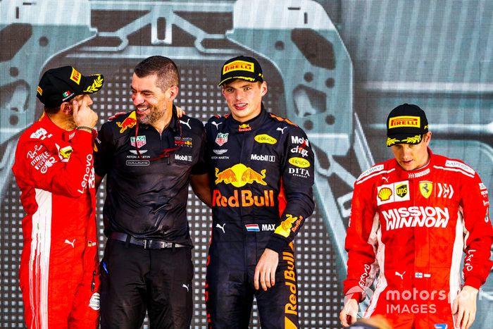 Podio: Sebastian Vettel, Ferrari, 2ª posición, Guillaume Rocquelin, Jefe de ingeniería de carreras, Red Bull Racing, Max Verstappen, Red Bull Racing, 1ª posición, y Kimi Raikkonen, Ferrari, 3ª posición