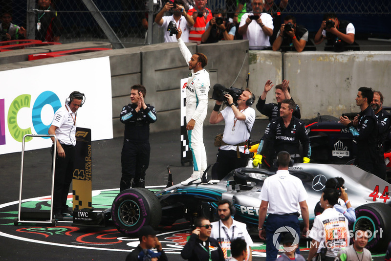 Lewis Hamilton, Mercedes AMG F1 W09 EQ Power +, celebra en el Parc Ferme luego de ganar su quinto Campeonato Mundial