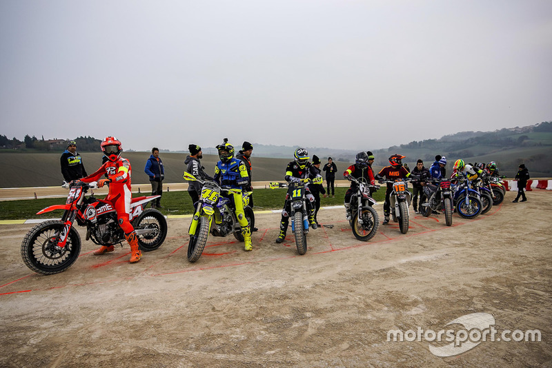 Mattia Pasini, Valentino Rossi, Nicolo Bulega, Marco Bezzecchi, Andrea Migno e outros na largada