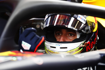 Daniel Ricciardo, Red Bull Racing RB14, pull son a glove and prepares t leave the garage