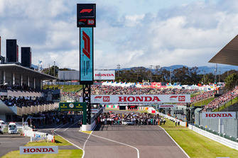 The busy pre race grid