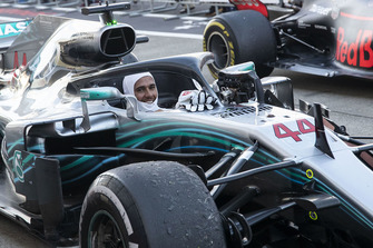 Lewis Hamilton, Mercedes AMG F1, festeggia nel parco chiuso