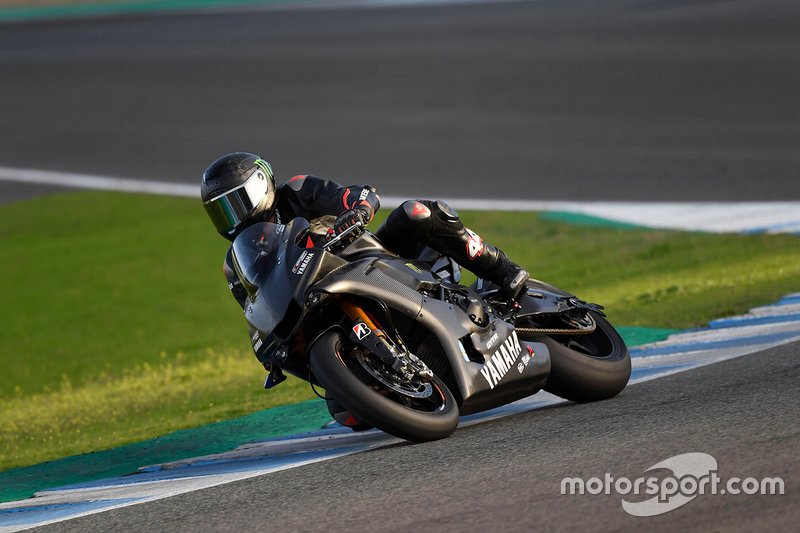 Lewis Hamilton probando la Yamaha Superbike