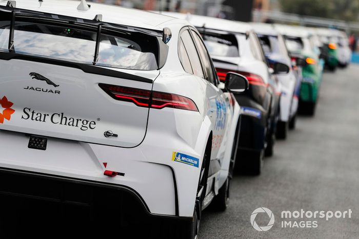 Uno de los autos de Team China cars al final de la fila de autos