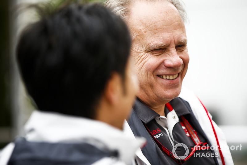 Ayao Komatsu, Chief Race Engineer, Haas F1, talks with Gene Haas, Team Owner, Haas F1