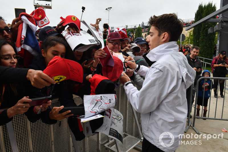Charles Leclerc, Sauber, firma autografi ai tifosi