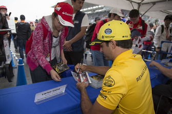 Carlos Sainz Jr., Renault Sport F1 Team signs autographs for fans
