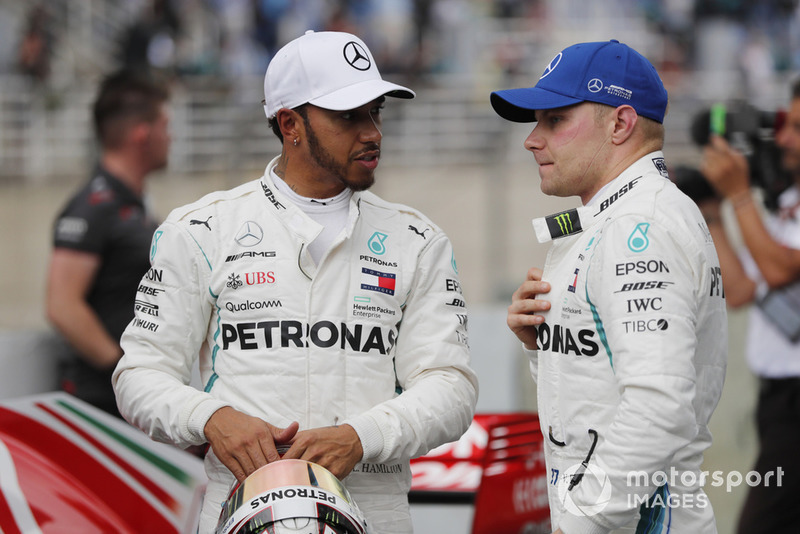 Lewis Hamilton, Mercedes AMG F1, festeggia la pole con Valtteri Bottas, Mercedes AMG F1.