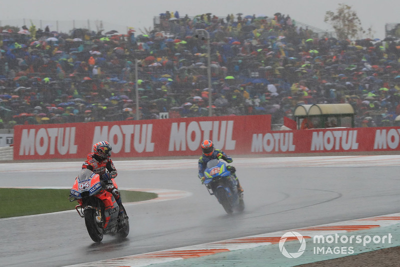 Переможець гонки Андреа Довіціозо, Ducati Team, друге місце Алекс Рінс, Team Suzuki MotoGP