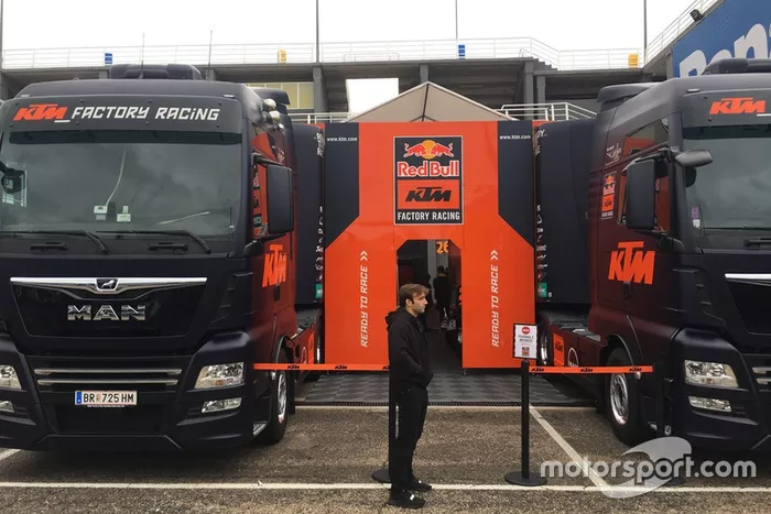 Johann Zarco esperando a hacer su primera entrada al box de KTM