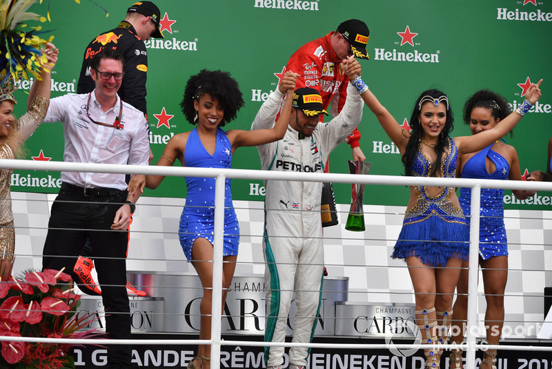 Le vainqueur Lewis Hamilton, Mercedes AMG F1 fête sa victoire sur le podium avec Andy Shovlin, ingénieur en chef Mercedes-AMG F1 et des danseuses brésiliennes