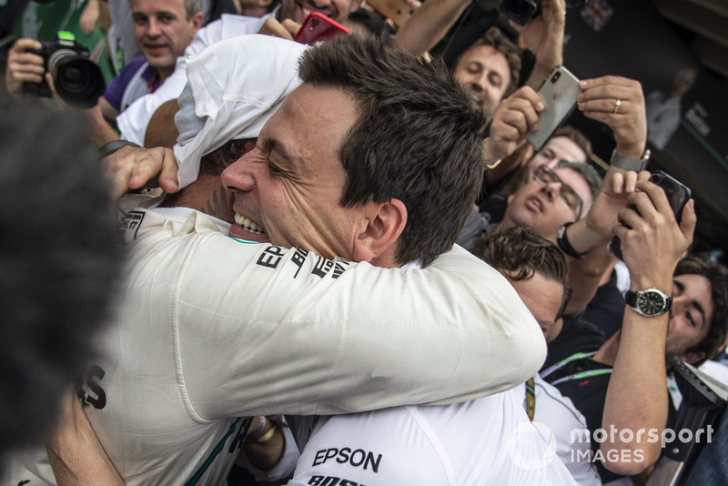 Toto Wolff, Mercedes AMG F1 Director de Motorsport y Lewis Hamilton, Mercedes AMG F1 celebran en el Parc Ferme