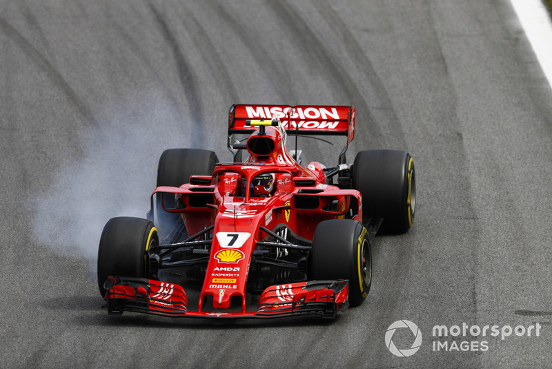 Kimi Raikkonen, Ferrari SF71H, locks up