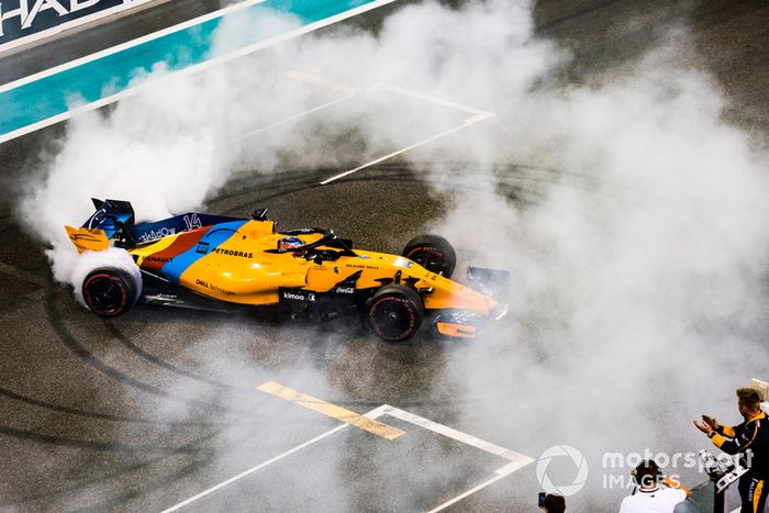 Fernando Alonso, McLaren MCL33, hace donuts al final de su última carrera