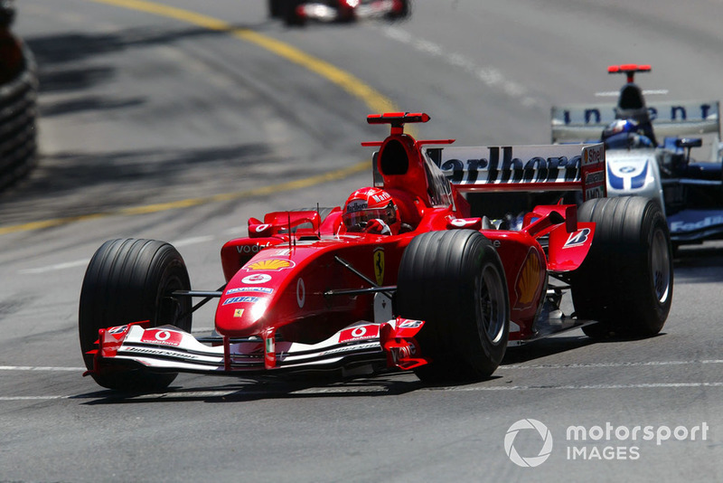 Michael Schumacher, Ferrari F2004 lidera a Juan Pablo Montoya, Williams BMW FW26