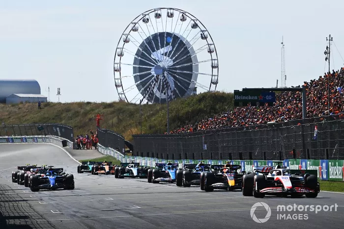 Kevin Magnussen, Haas VF-22, Sergio Pérez, Red Bull Racing RB18, Nicholas Latifi, Williams FW44, Alex Albon, Williams FW44, practican sus procedimientos de salida de carrera al final de la FP3
