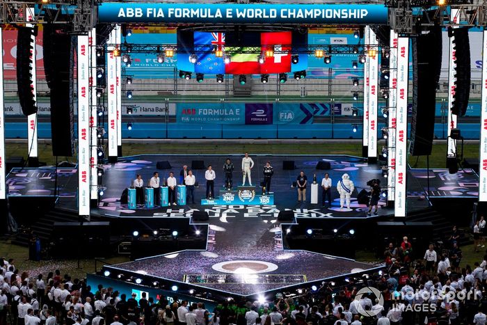 Podio: Jerome d'Ambrosio, jefe de ROKiT Venturi Racing, Stoffel Vandoorne, Mercedes-Benz EQ, segundo, el ganador Edoardo Mortara, Venturi Racing, Jake Dennis, Andretti Motorsport, tercero