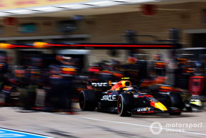 Sergio Pérez, Red Bull Racing RB18, sale de su box tras una parada